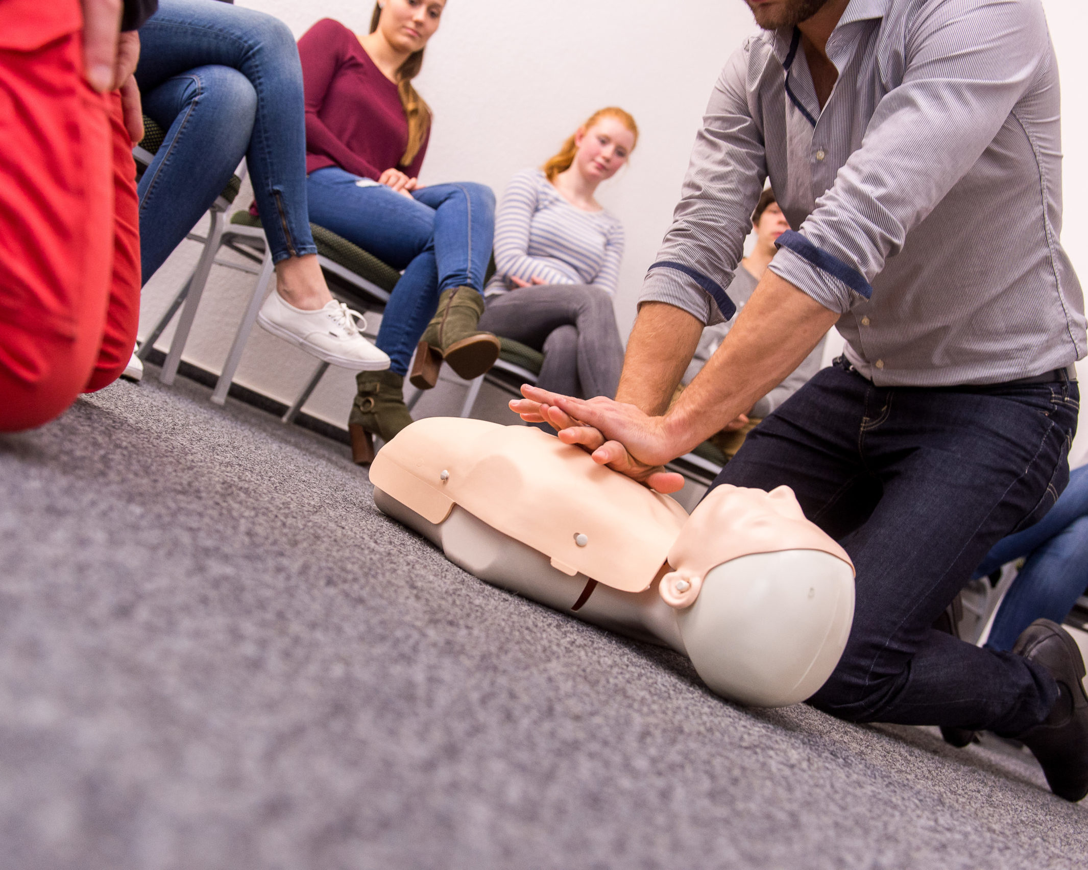 Erste Hilfe - Reanimation - Wiederbelebung Erste Hilfe Maßnahmen an lebloser Person, hier die Reanimation